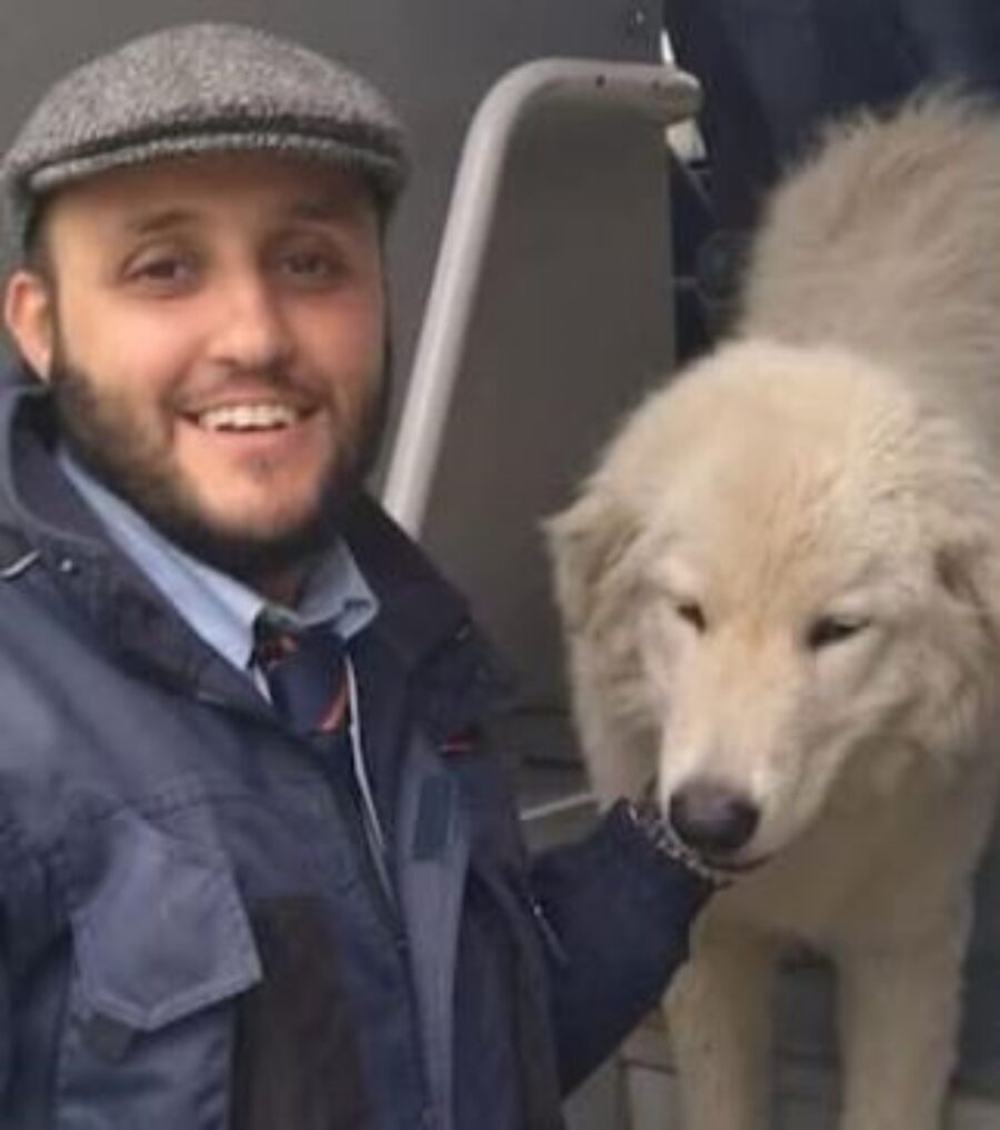 valerio con un cane da pastore maremmano