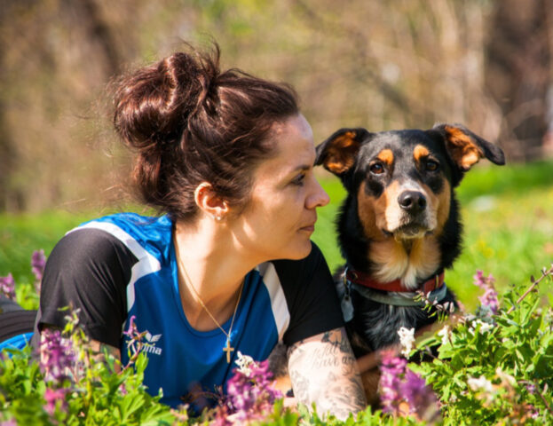 Forse lo sapevi già, ma ecco la conferma: il tuo cane ti rilassa molto più dei tuoi amici