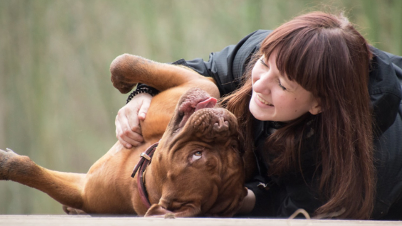 Donna coccola il cane