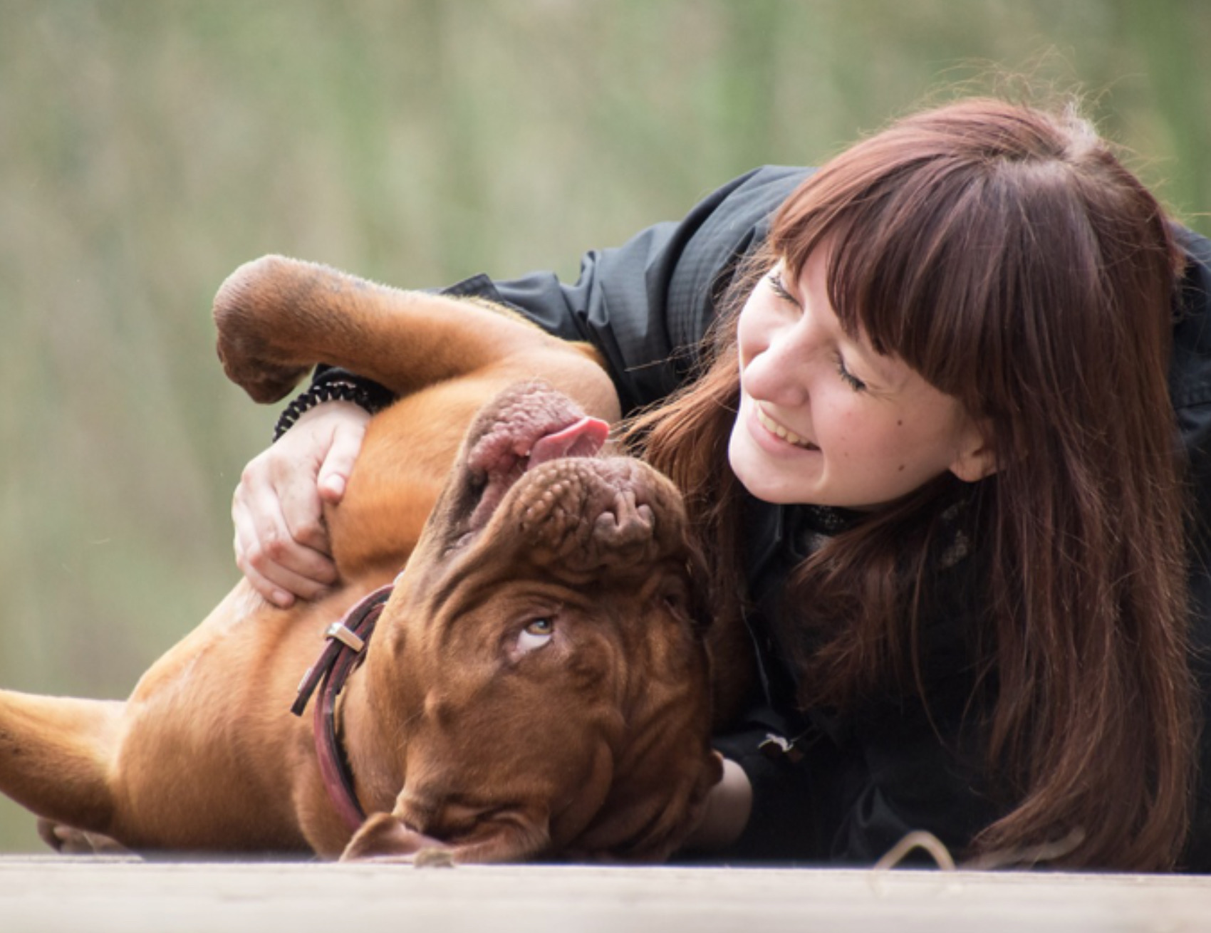 Donna coccola il cane