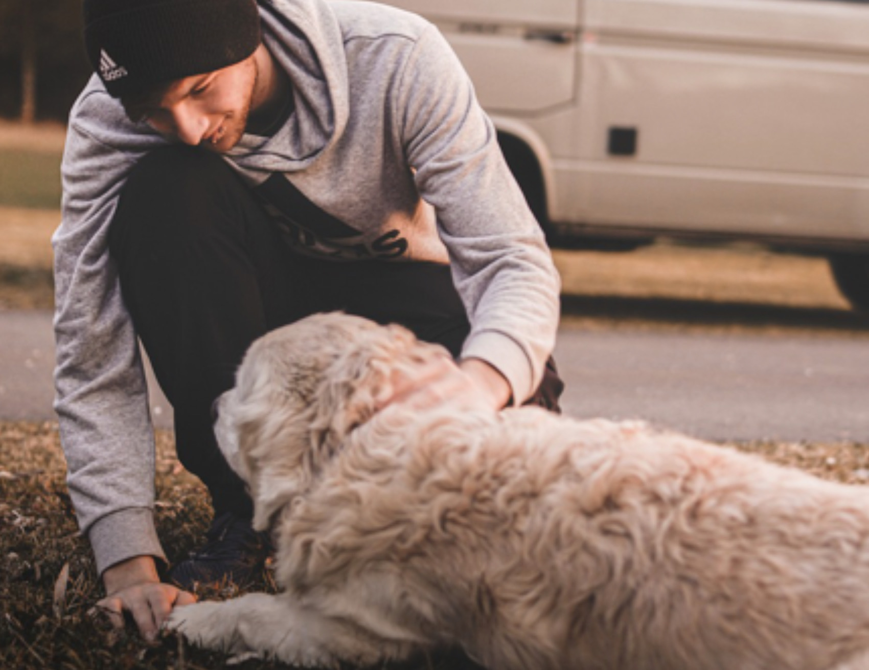 Uomo accarezza il cane