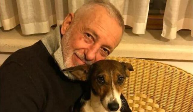 Il padrone viene investito insieme all’altro cane: il cucciolo veglia i loro corpi e non riesce a farsene una ragione