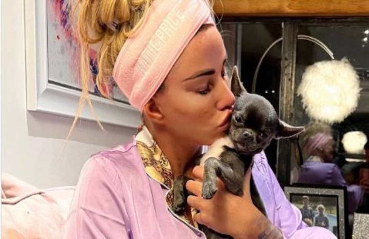 Katie Price bacia il cane