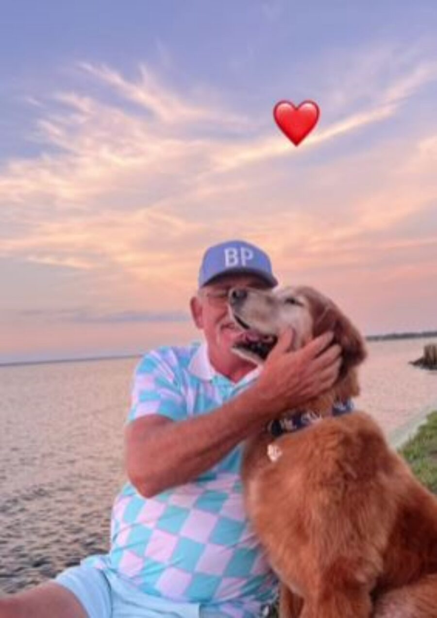 foto di un uomo con un golden retriever