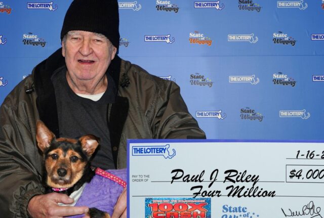 L’uomo vince 4 milioni alla lotteria e prende una decisione: una parte andrà ai cani bisognosi e in difficoltà