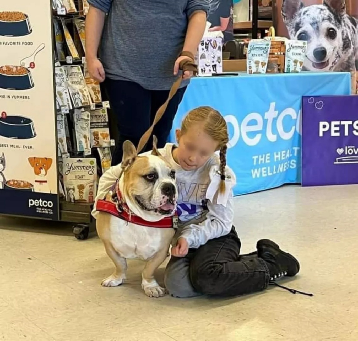 bambina vince soldi grazie al cane