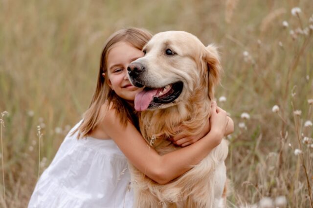 La donna se ne va lasciando da soli il compagno e la figlia: ci pensa la cagnolina a lenire il loro dolore