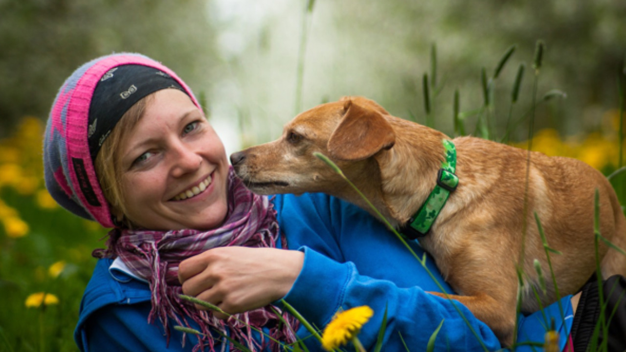 Donna e cane si amano