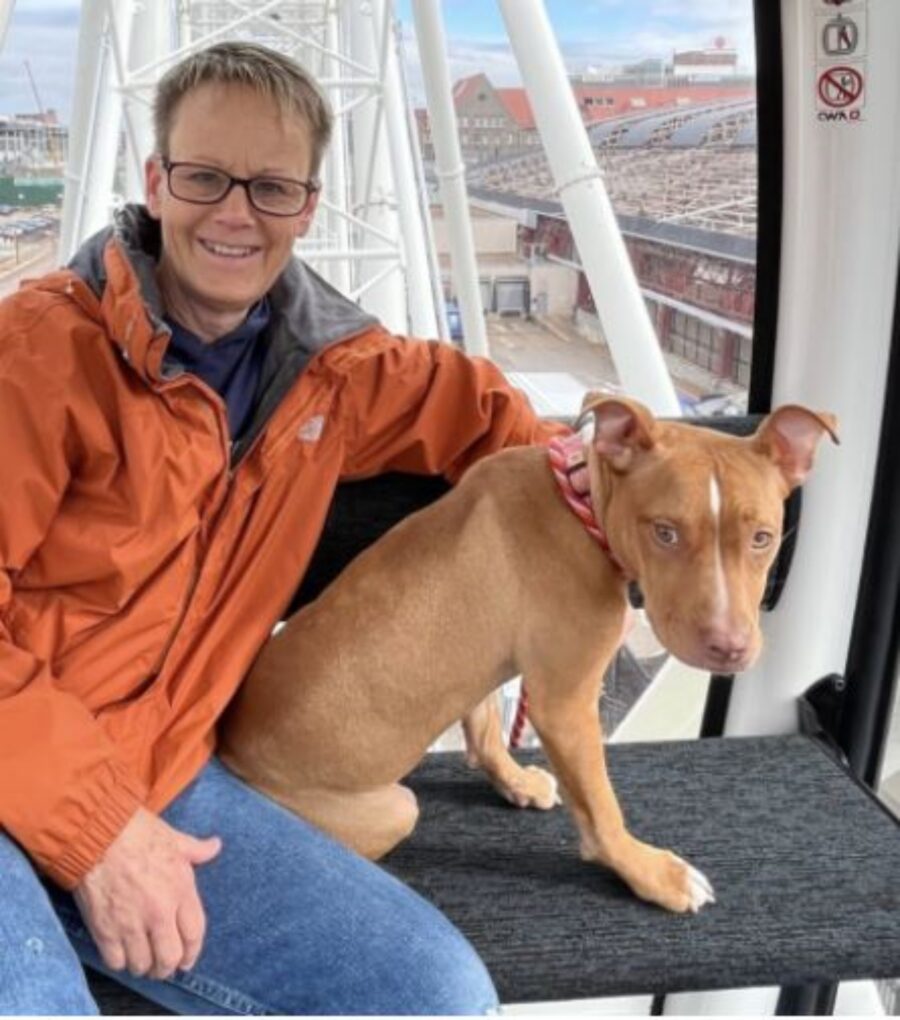 un cane con una donna