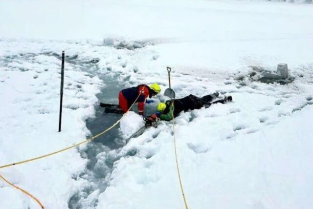 Proprietaria e cane abbracciati senza vita nel fiume ghiacciato: Amanda si era buttata per salvare Groot