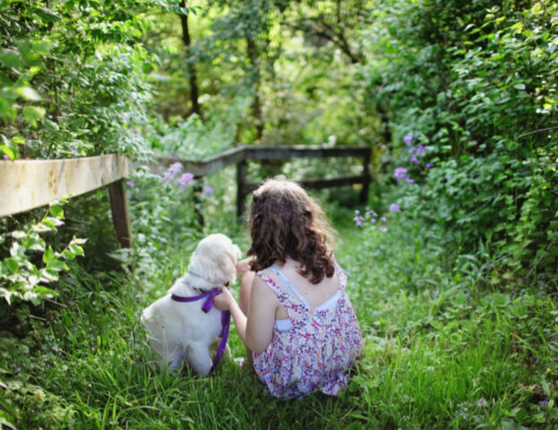 Il cane? È (anche) il migliore amico dei bambini: ha un effetto benefico e calmante anche sui più piccoli