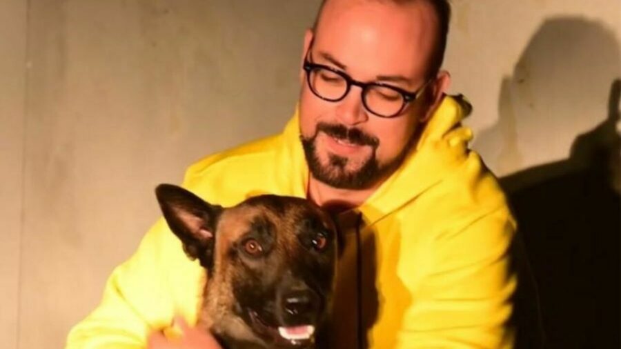 Cane eroe con il proprietario